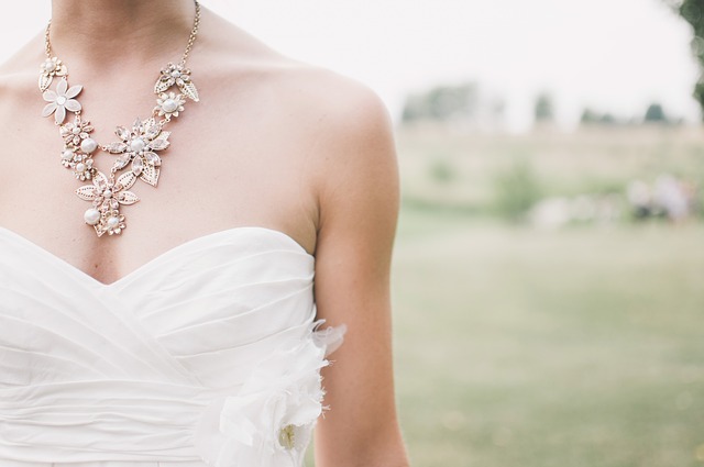 svatební šaty a náhrdelník
